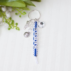 Breloc, accesoriu pentru geanta � Albastru/alb cu motiv de fotbal � cu nume/inscriptie - Artynos.ro