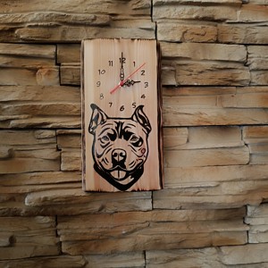 Ceas de perete din lemn cu câine pit bull -  - Artynos.ro