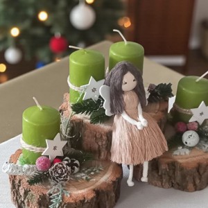 Coroană specială de Advent pe un disc de lemn - cu lumânări verzi, ornamente roșii și albe și înger macramé -  - Artynos.ro Coroană specială de Advent pe un disc de lemn - cu lumânări verzi, ornamente roșii și albe și înger macramé -  - Artynos.ro