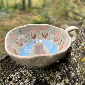 Ceasca din ceramica cu melc realizata manual - cana unica pictata cu o atmosfera de basm - Artynos.ro