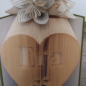 Inimă cu nume și număr, sculptură de carte cu decor din flori de hârtie - casă & stil de viață - accesorii pentru decorat casa - decorațiuni de masă și decorațiuni pentru rafturi  - sculptură de carte, carte pliată - Artynos.ro