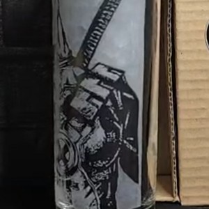 Pahar de sticlă cu model gravat manual, cu imaginea lui Deadpool  -  - Artynos.ro