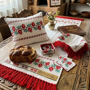 Stergar traditional romanesc brodat cu motive florale - Artynos.ro