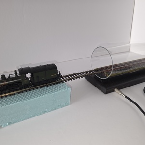 Vitrina cilindrica expozitie machete scara H0 cu conexiune DC / DCC - casă & stil de viață - mobilier artizanal - rafturi  - Artynos.ro