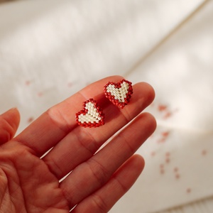 Cercei inimioara alb si rosu, Bijuterii, Cercei, Cercei din margele, Cusatura, ARTYNOS