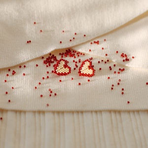 Cercei inimioara alb si rosu - bijuterii - cercei - cercei din mărgele - Artynos.ro