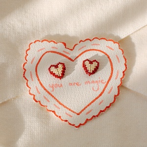 Cercei inimioara alb si rosu - bijuterii - cercei - cercei din mărgele - Artynos.ro