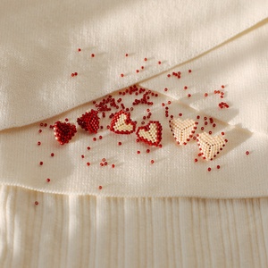 Cercei inimioara alb si rosu - bijuterii - cercei - cercei din mărgele - Artynos.ro