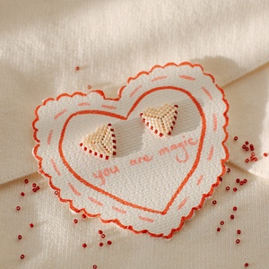 Cercei inimioara alb si rosu - bijuterii - cercei - cercei din mărgele - Artynos.ro