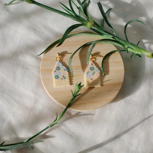 Cercei cu flori in culori delicate - bijuterii - cercei - cercei din mărgele - Artynos.ro