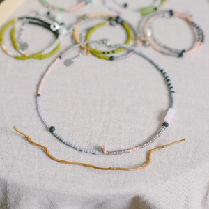 Colier din margele colorate la baza gatului - bijuterii - coliere - coliere din mărgele - Artynos.ro