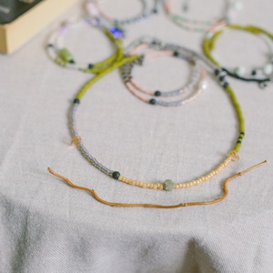 Colier din margele colorate la baza gatului - bijuterii - coliere - coliere din mărgele - Artynos.ro