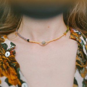 Colier din margele colorate la baza gatului - bijuterii - coliere - coliere din mărgele - Artynos.ro