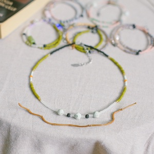 Colier din margele colorate la baza gatului - bijuterii - coliere - coliere din mărgele - Artynos.ro