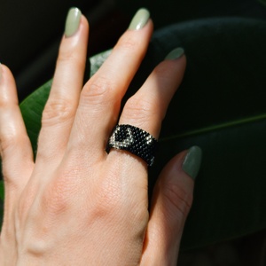 Inel din margele negre cu model semiluna  - bijuterii - inele - inele cu pietre semiprețioase - Artynos.ro