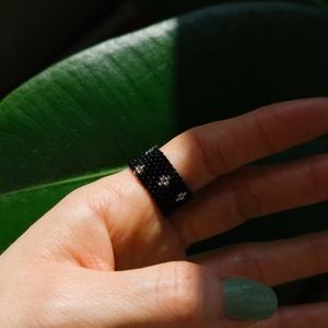 Inel din margele negre cu model semiluna  - bijuterii - inele - inele cu pietre semiprețioase - Artynos.ro