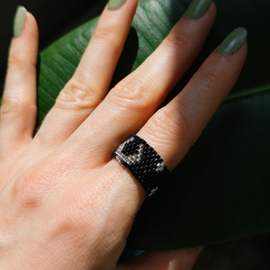 Inel din margele negre cu model semiluna , Bijuterii, Inele, Inele cu pietre semipretioase, Confectionarea bijuteriilor, Cusatura, ARTYNOS