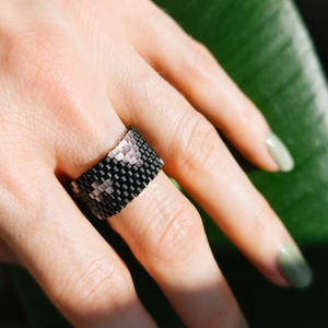 Inel din margele negre cu modele abstracte, Bijuterii, Inele, Inele cu pietre semipretioase, Confectionarea bijuteriilor, Cusatura, ARTYNOS