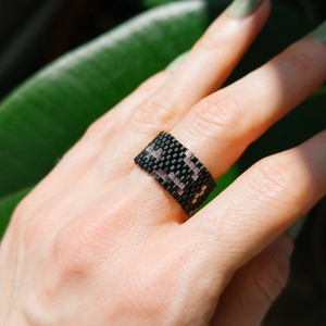 Inel din margele negre cu modele abstracte - bijuterii - inele - inele cu pietre semiprețioase - Artynos.ro