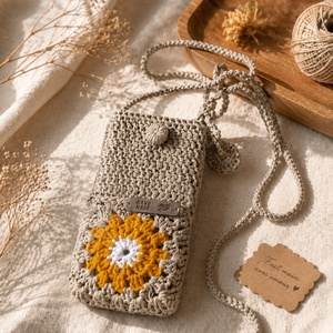 Geantă croșetată manual pentru telefon, cu floare decorativă, buzunar pentru accesorii, curea 120 cm, bumbac și acrilic, - genți și portofele - genți de mână și umăr - geantă crossbody - Artynos.ro