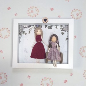 Decorațiune personalizată pentru familie într-o ramă albă - Tablou 3D realizat în tehnica macramé cu o fetiță în scaun cu rotile și mama ei -  - Artynos.ro