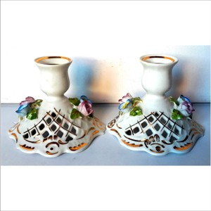 Două suporturi de lumânări din porțelan cu flori -  - Artynos.ro