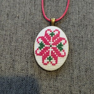 colier brodat cruce cu motiv popular -  - Artynos.ro
