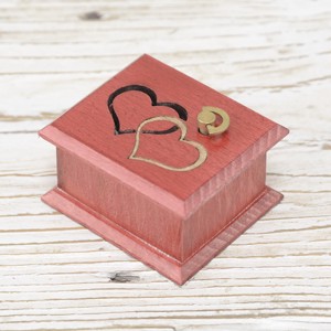 Cutie muzicala de logodna - Mars nuptial - rosie, Casa & Stil de viata, Accesorii pentru decorat casa, Decoratiuni de masa si decoratiuni pentru rafturi , Cutii muzicale, Prelucrarea lemnului, ARTYNOS