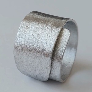 Inel minim din aluminiu cu textură și strălucire speciale -  - Artynos.ro Inel minim din aluminiu cu textură și strălucire speciale -  - Artynos.ro