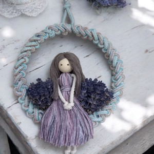 Păpușă Lavender Macramé - Organ în rochie Tabby, decor vintage pe cerc -  - Artynos.ro
