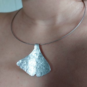 Ginkgo biloba în aluminiu în formă de pană - bijuterii - seturi de bijuterii - Artynos.ro  Ginkgo biloba în aluminiu în formă de pană - bijuterii - seturi de bijuterii - Artynos.ro