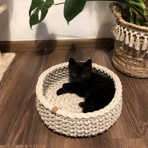 Pisica, pat de caine - bej, , , Acest cos crosetat din fire groase de bumbac este un cotet confortabil pentru pisici si caini mici...., ARTYNOS