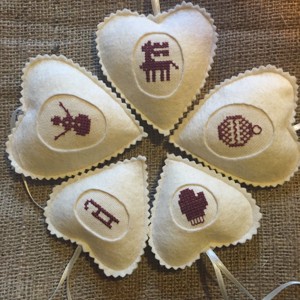 Inimi de Craciun brodate cu broderie cu cusaturi incrucisate, 5 bucati, , , ARTYNOS