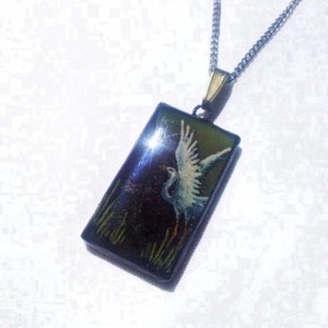 Heron alb pictat manual - pandantiv din sticlă tiffany în formă de pasăre -  - Artynos.ro