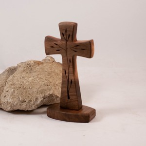 Cruce de lemn pe piedestal cu model, cruce de masă -  - Artynos.ro