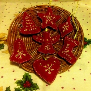 Colectie de ornamente pentru pomul de Craciun, rosu-auriu - Artynos.ro
