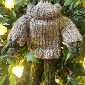 Fată broască tricotată manual în pulover strălucitor, 13 cm - jucării și echipamente pentru copii - plușuri - broască de pluș - Artynos.ro