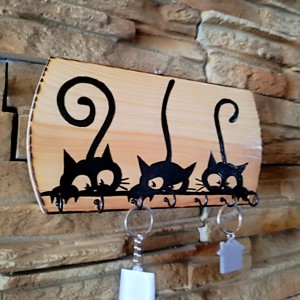 Suport de chei din lemn pentru perete cu trei pisici negre - casă & stil de viață - decorațiuni de casă - decorațiuni de pereți - suport pentru chei - Artynos.ro