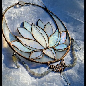 Captator de soare lotus cu voal de lună cu cristal de stâncă și cuarț roz - casă & stil de viață - accesorii pentru decorat casa - decorațiuni cu tematică spirituală - Artynos.ro