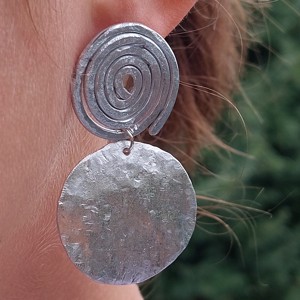 Cercei cu cerc dublu agățat din aluminiu - bijuterii - cercei hoops - Artynos.ro Cercei cu cerc dublu agățat din aluminiu - bijuterii - cercei hoops - Artynos.ro