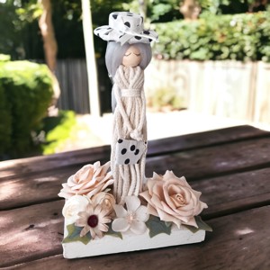 Fată cu pălărie cu flori decor de masă -  - Artynos.ro