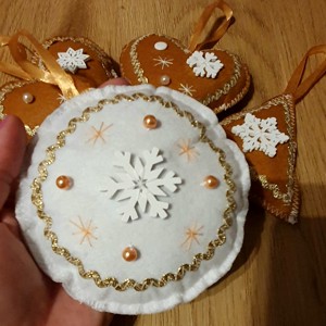 Gingerbread model simțit ornamente alb - auriu -  - Artynos.ro