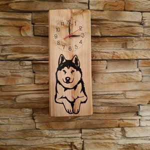 Ceas de perete din lemn cu câine husky -  - Artynos.ro