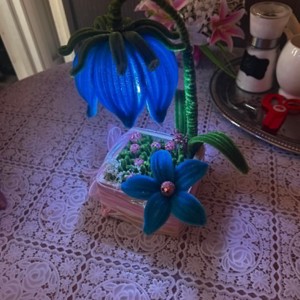 Floare albastra luminoasa – lampa de noptiera realizata manual , , , Un obiect decorativ unic, realizat manual, care imbina frumusetea florilor cu caldura iluminatului ..., ARTYNOS