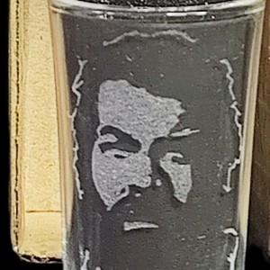 Pahar de shot din sticlă de 2,5 cl, cu model Bud Spencer, gravat manual  -  - Artynos.ro