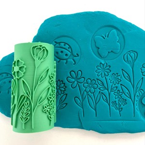 Rola de modelare cu textura „Gradina inflorita” – Rola de modelare cu textura „Floral Garden” – Pentru modelarea plastilinei si a produselor de patiserie – Imprimare 3D, , , Rola de modelare cu textura de gradina inflorita pentru plastilina si aluat

Creeaza o gradina infl..., ARTYNOS