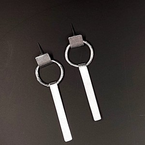 Cercei cu design suplimentar din aluminiu - bijuterii - cercei lungi - Artynos.ro Cercei cu design suplimentar din aluminiu - bijuterii - cercei lungi - Artynos.ro