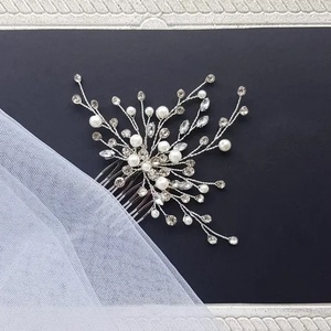 BELLA - Pieptan mireasa cu perle si cristale - accesorii nuntă - ornamente de păr de nuntă - accesorii păr nuntă - Artynos.ro