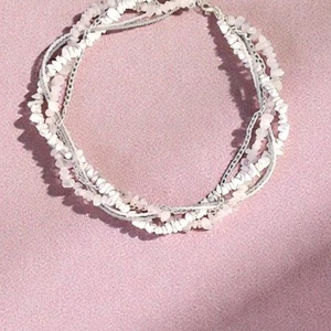 Colier scurt, realizat din Howlite si Cuart roz - bijuterii - coliere - coliere cu multiple șiruri - Artynos.ro