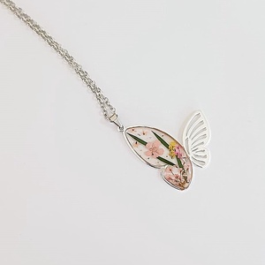 Colier cu flori naturale si rasina - bijuterii - coliere - coliere cu pandative - Artynos.ro